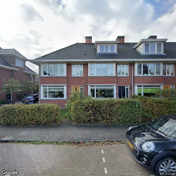 Straatbeeld van Burgemeester Pompe van Meerdervoortlaan 7, 2254BG Voorschoten