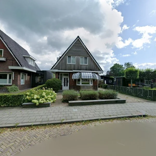 Straatbeeld van Doarpsstrjitte 50, 9283TG Surhuizum
