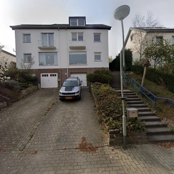 Straatbeeld van Grachtstraat 12, 6305AN Schin op Geul