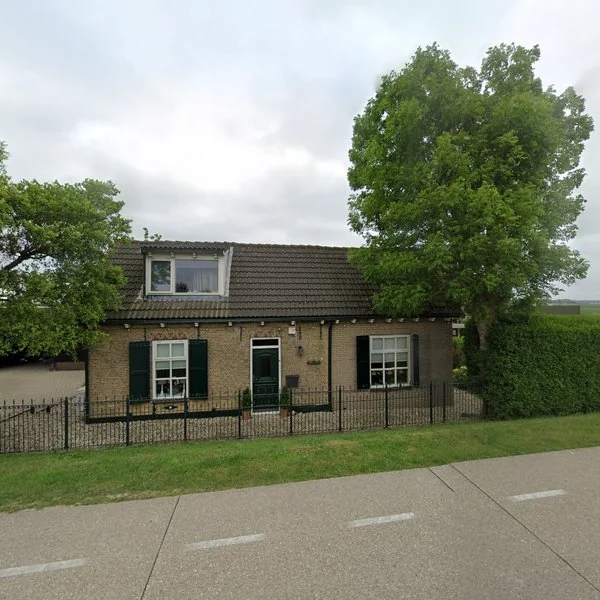 Straatbeeld van Kanaaldijk Oost 10, 3218LE Heenvliet