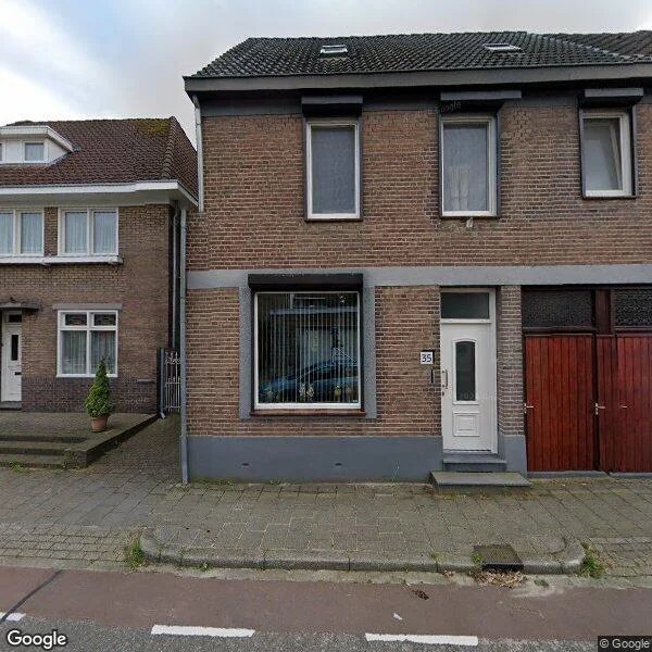 Straatbeeld van Kerkstraat 35, 6447BG Merkelbeek
