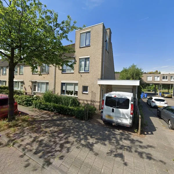 Straatbeeld van Lissabonstraat 2, 2408EC Alphen aan den Rijn