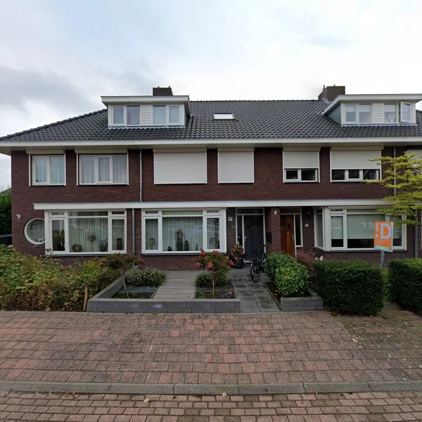 Straatbeeld van Ossenwaard 13, 4261MC Wijk en Aalburg