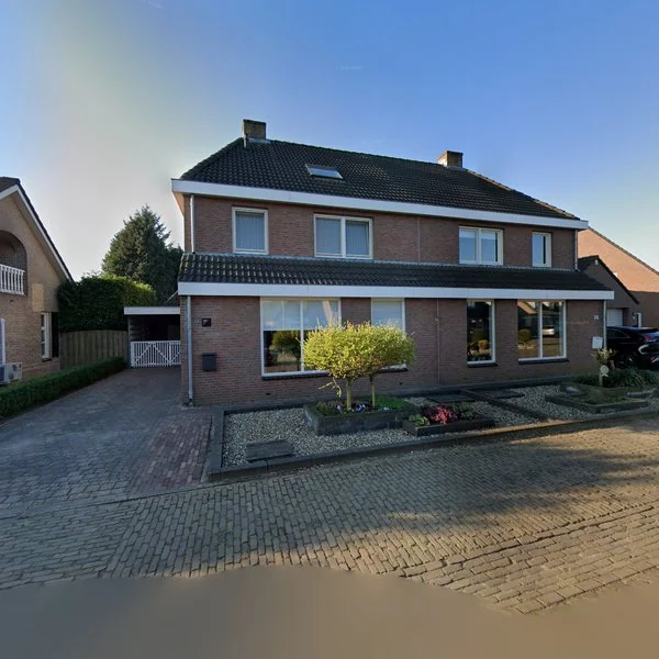 Straatbeeld van Pastoor Blommaertstraat 10, 5357PK Overlangel
