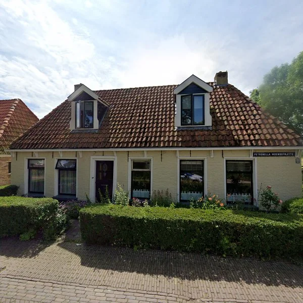 Straatbeeld van Petronella Moensstrjitte 2, 8732EH Kûbaard