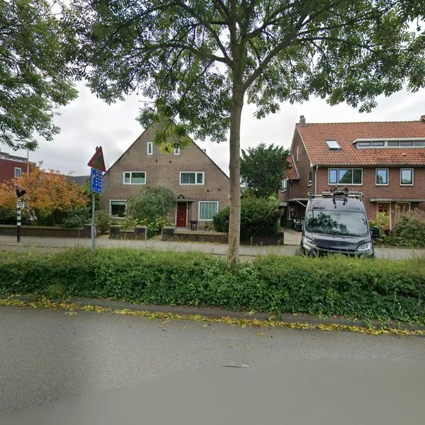 Straatbeeld van Prins Bernhardlaan 15, 2404NB Alphen aan den Rijn