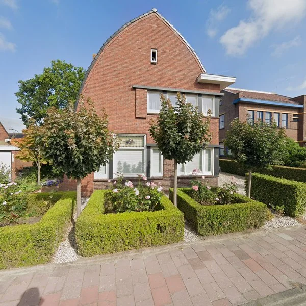 Straatbeeld van Raadhuisstraat 19, 9967RA Eenrum