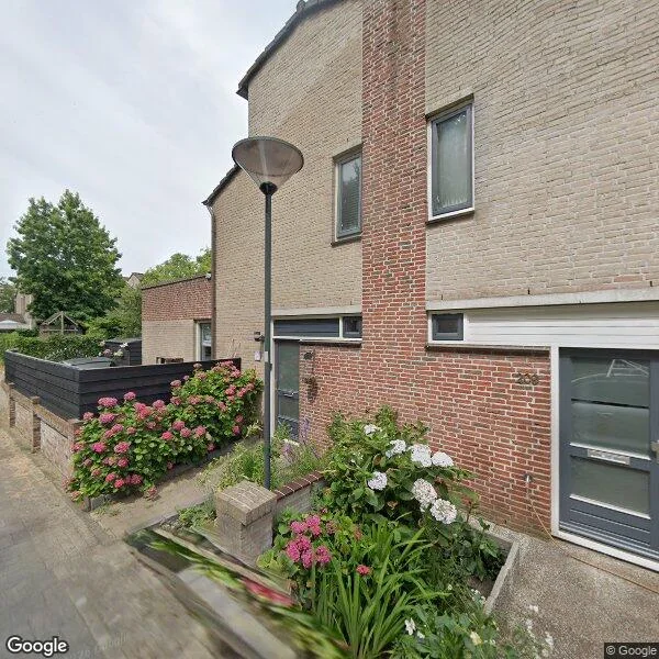 Straatbeeld van Rijnlaan 231, 5704HJ Helmond
