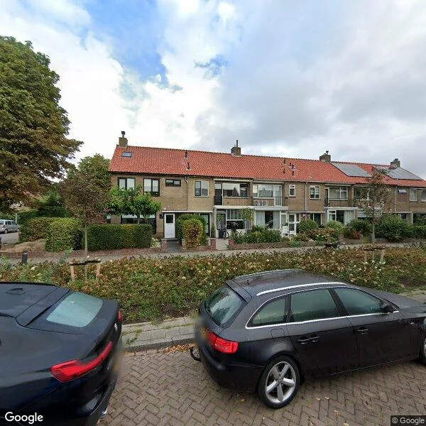 Straatbeeld van Roos en Beeklaan 77, 2071TC Santpoort-Noord