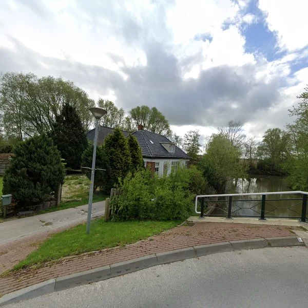 Straatbeeld van Schoolweg 13, 9911PA Oosterwijtwerd