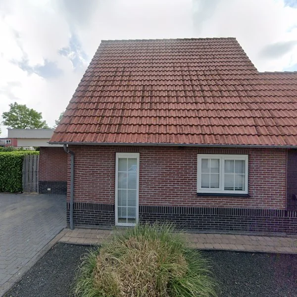 Straatbeeld van Suisendijk 14-68, 3255LS Oude-Tonge