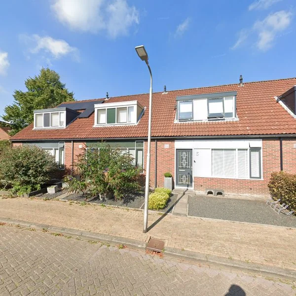 Straatbeeld van Tjallingaweg 8, 8934CA Leeuwarden