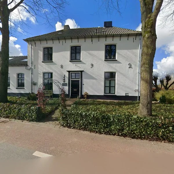 Straatbeeld van Veerweg 1, 6668LJ Randwijk